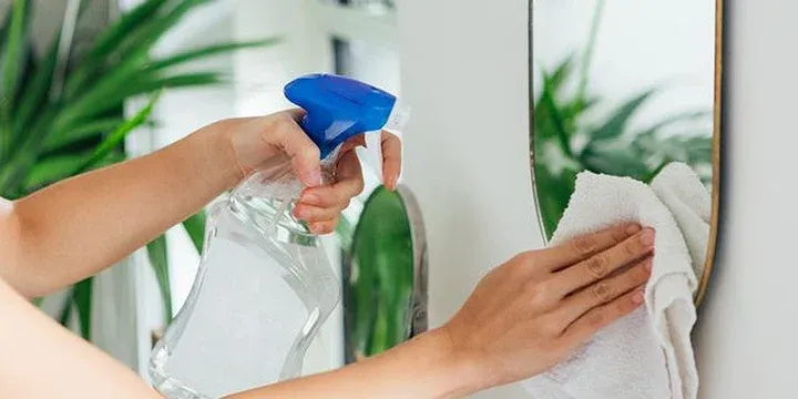 Lau gương mãi vẫn đầy vệt mờ? Có thể bạn đang mắc 7 sai lầm này