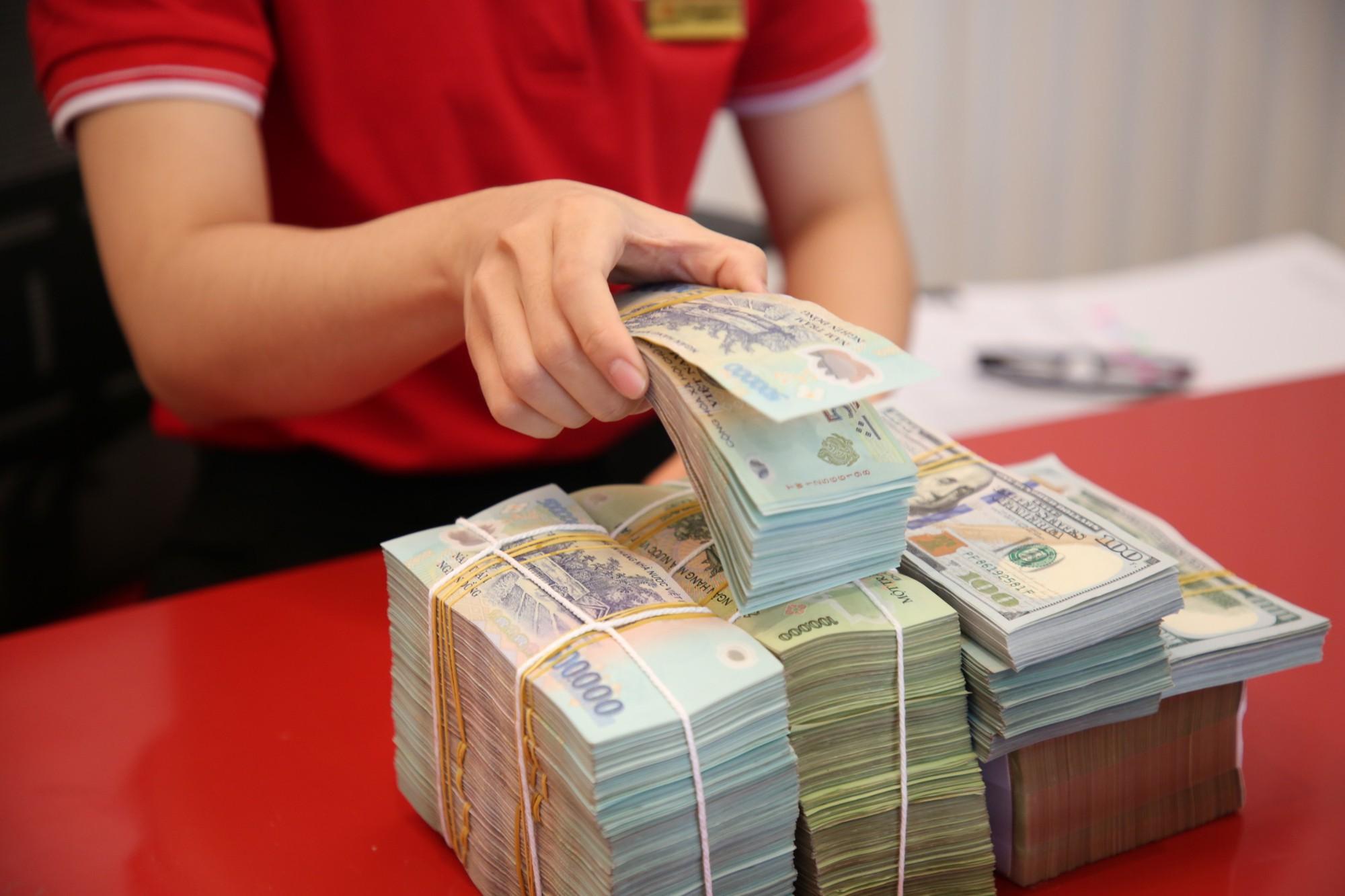 Gửi tiết kiệm có nên chia ra gửi ở nhiều ngân hàng khác nhau?