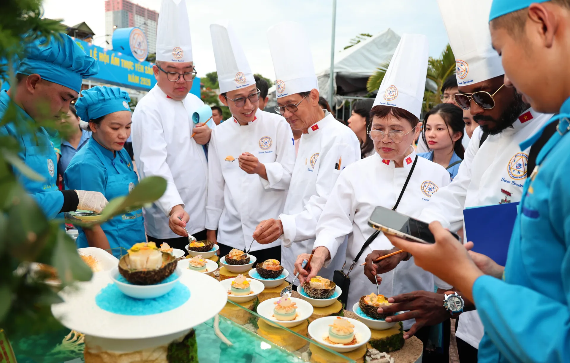 Nhiều siêu đầu bếp châu Á chấm thi ẩm thực Yến sào