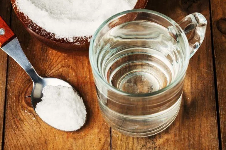 Dùng nước muối sinh lý mỗi ngày, nhiều người đang mắc những sai lầm này