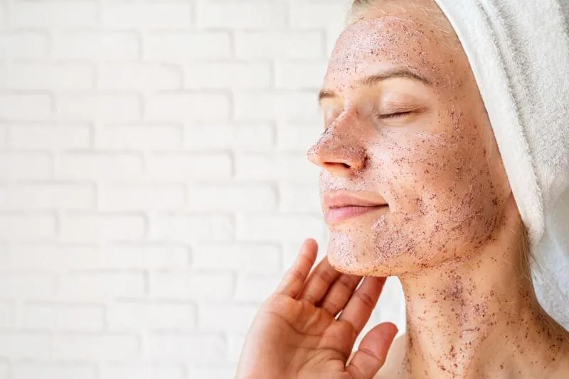 Rửa mặt hay tẩy tế bào chết trước? Nhiều người vẫn làm sai khiến da dễ kích ứng