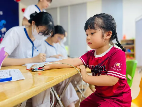 Trẻ dưới 6 tuổi được khám sức khỏe định kỳ miễn phí như thế nào?