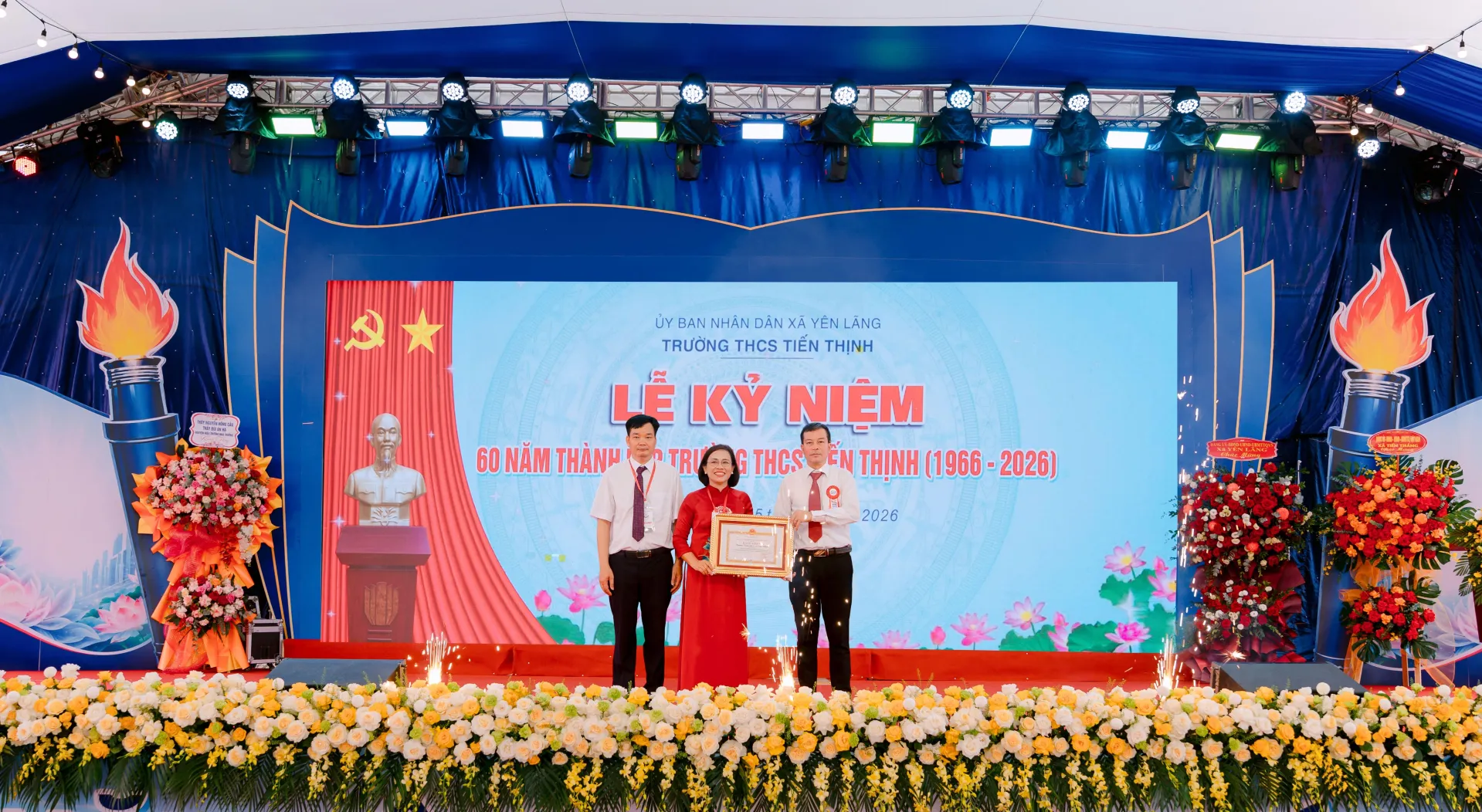 Ông Lỗ Xuân Hoà – Phó Bí thư Thường trực Đảng uỷ, Chủ tịch Ủy ban MTTQ xã Yên Lãng trao tặng bằng khen của Chủ tịch UBND thành phố Hà Nội cho tập thể Lãnh đạo nhà trường -  Phần thưởng xứng đáng cho những nỗ lực bền bỉ trong suốt hành trình 60 năm.