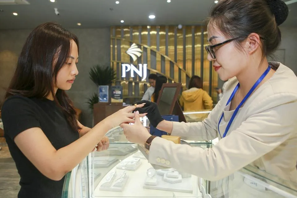 Mạng xã hội xuất hiện làn sóng kêu gọi bán sớm sản phẩm PNJ, người tiêu dùng lo ngại chính sách thanh toán nhiều đợt