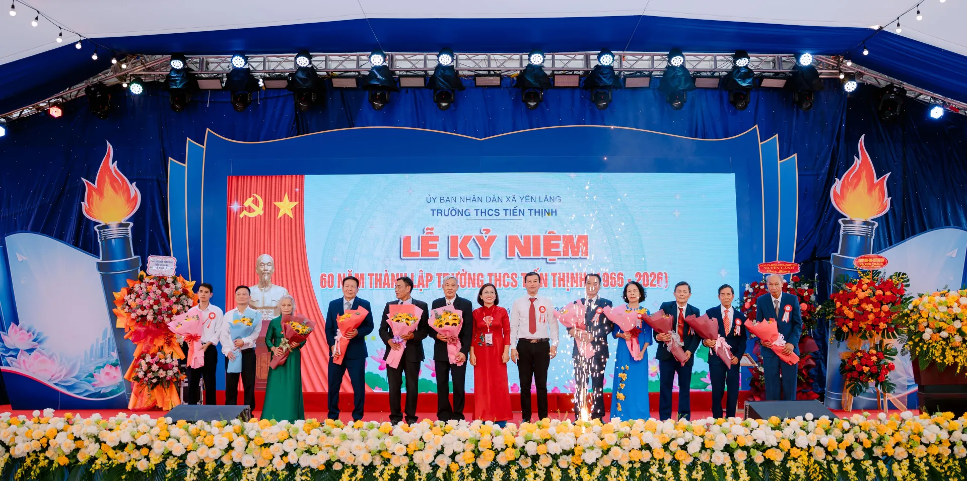 Buổi lễ dành những phút giây trang trọng để tri ân các thế hệ nhà giáo đã cống hiến cả tuổi thanh xuân cho sự nghiệp "trồng người", tạo nền móng cho sự phát triển của nhà trường hôm nay.