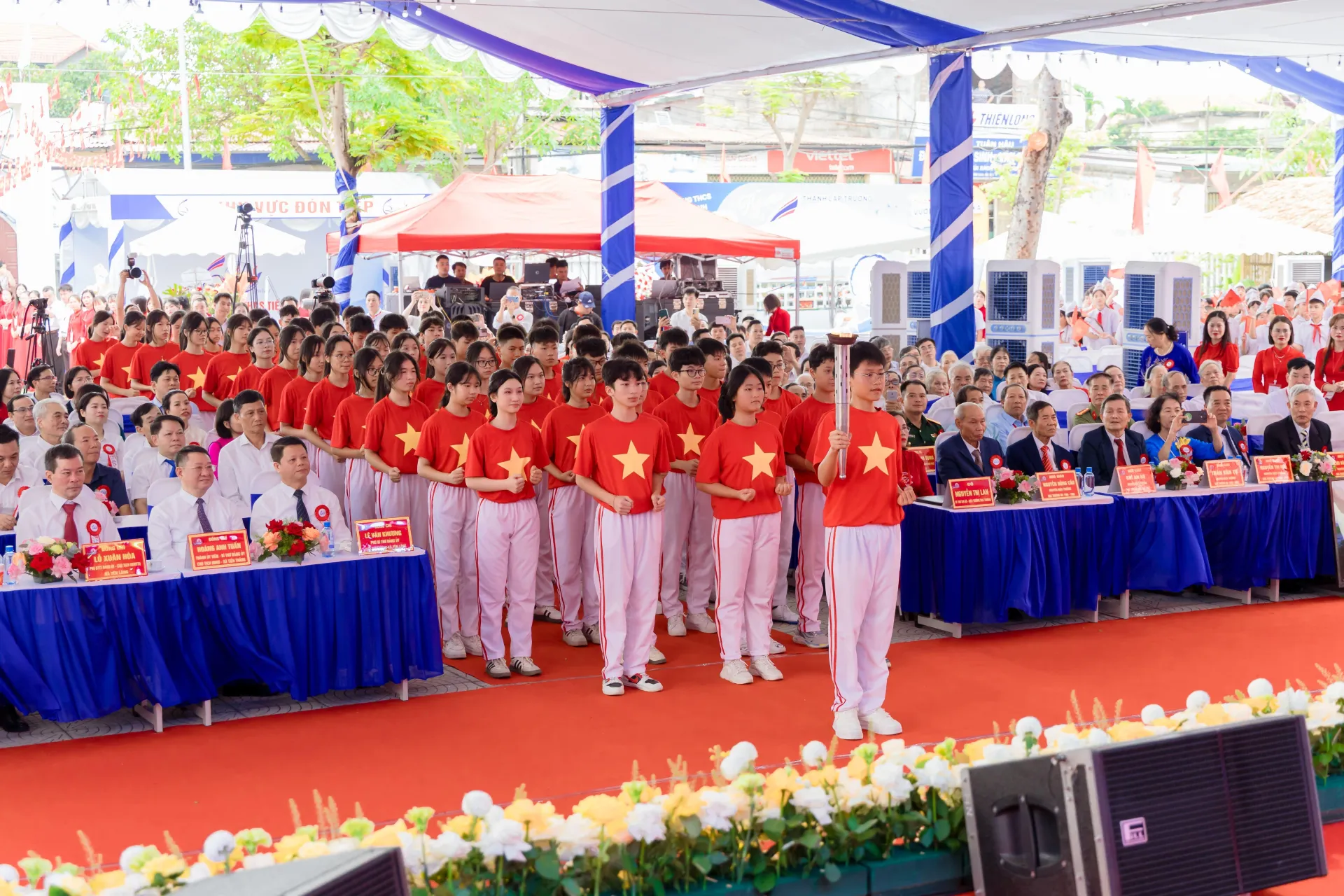 60 học sinh đại diện cho 60 năm lịch sử nhà trường thực hiện nghi thức rước ngọn lửa truyền thống từ Đền Hai Bà Trưng, biểu tượng của tinh thần hiếu học, ý chí và khát vọng vươn lên.
