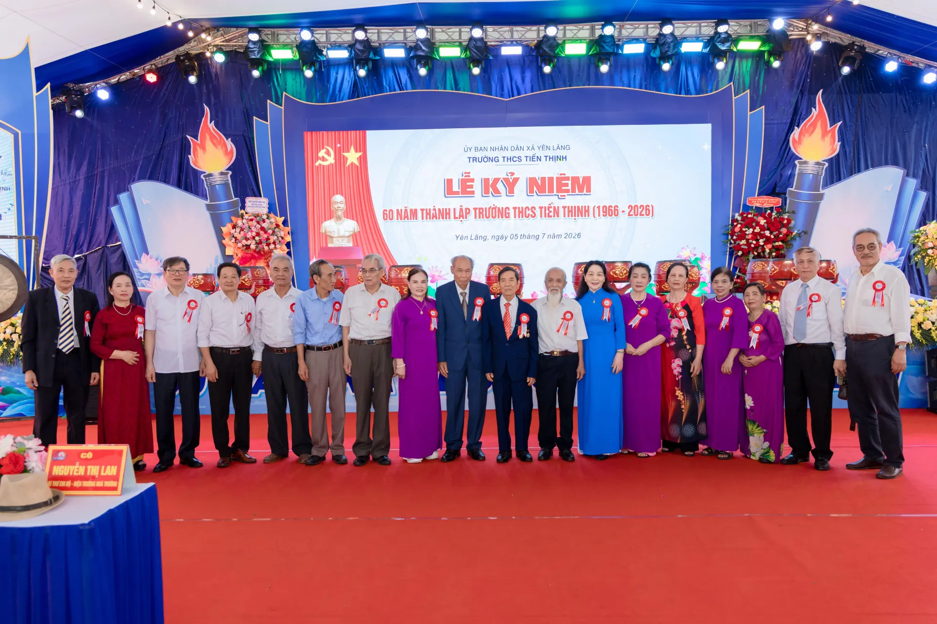Nơi đây khoảng cách thời gian dường như không còn khi nhiều thế hệ học trò cùng trở về, ôn lại kỷ niệm dưới mái trường thân yêu đã gắn bó với tuổi thơ của mình. 