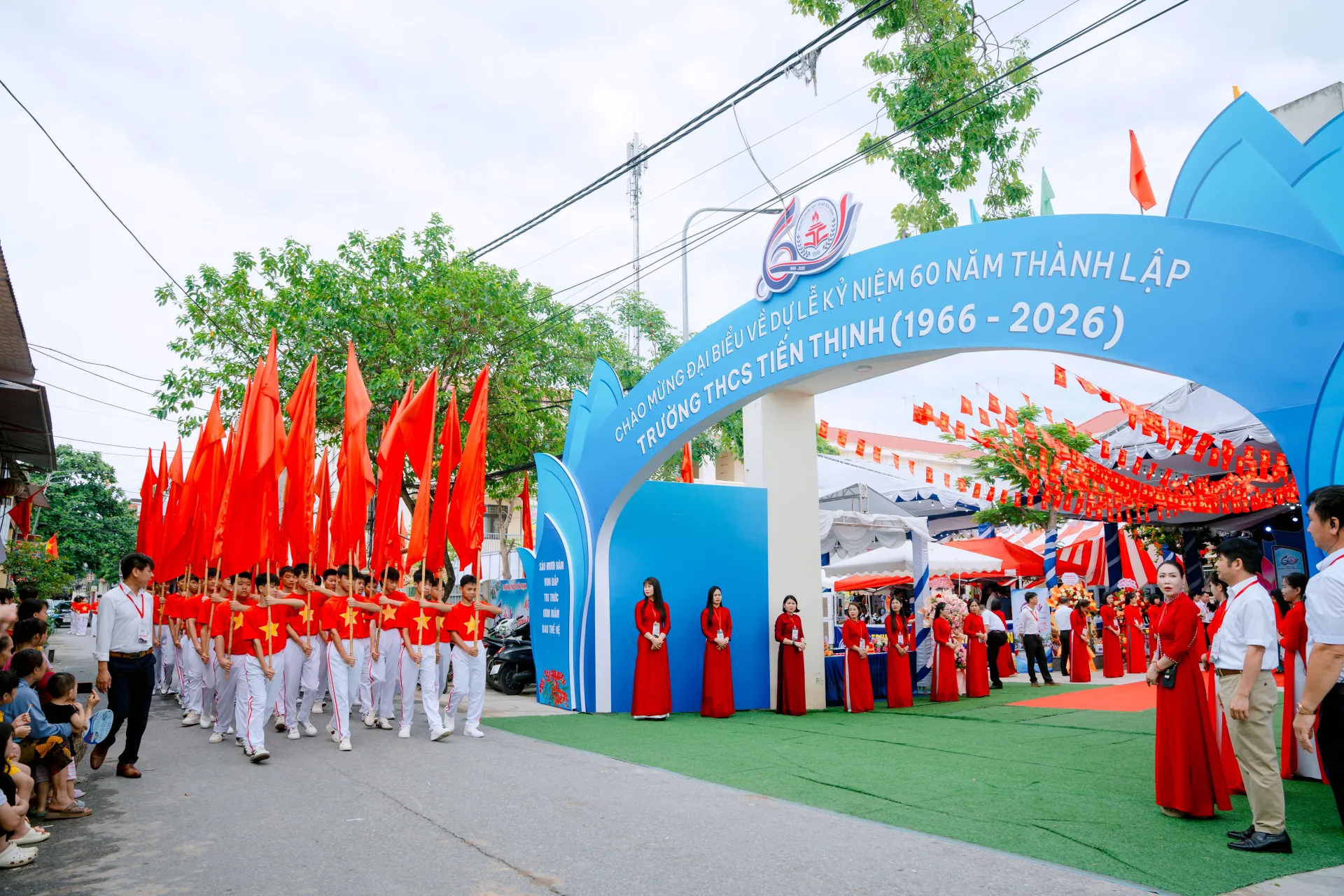 Đoàn rước hồng kỳ được 40 em học sinh đại diện cho các khối, lớp của nhà trường nâng trên tay là những lá cờ đỏ thiêng liêng, biểu tượng cho tinh thần cách mạng, ý chí bất khuất của dân tộc... 