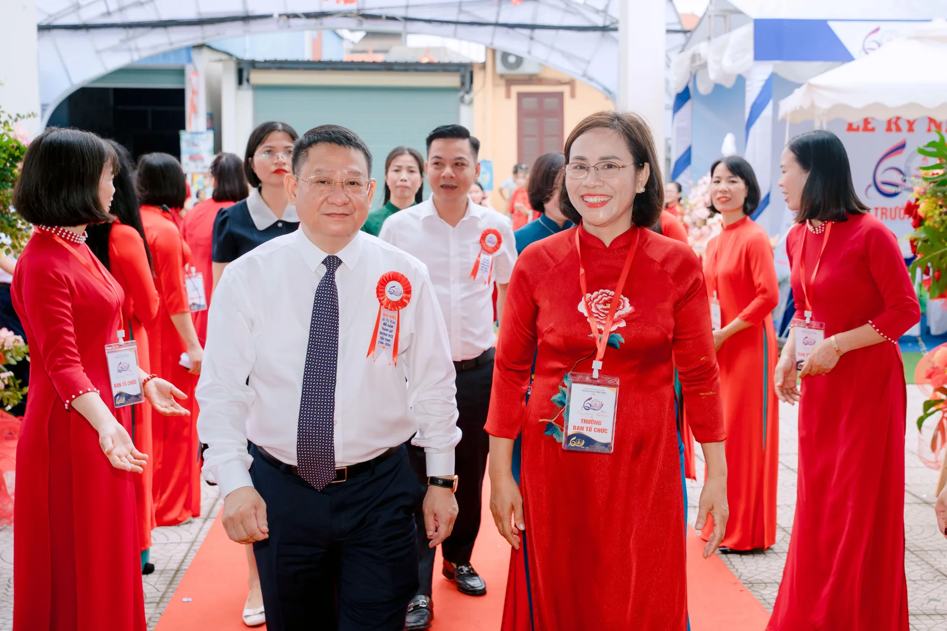 Ông Hoàng Anh Tuấn – Thành uỷ viên Tp.Hà Nội, Bí thư Đảng uỷ, Chủ tịch HĐND xã Tiến Thắng cũng đã đến tham dự chương trình và chia vui cùng tập thể Ban Lãnh đạo nhà trường.
