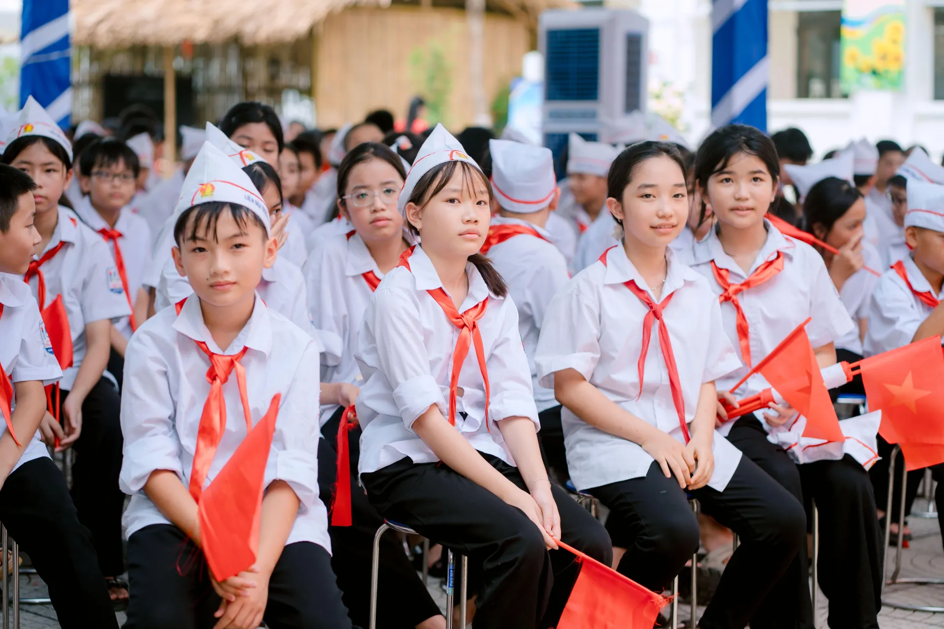 Ánh mắt tự tin, nụ cười rạng rỡ của các em học sinh chính là hình ảnh đẹp về thế hệ trẻ đang tiếp nối truyền thống hiếu học và nuôi dưỡng những ước mơ lớn hướng tới tương lai.