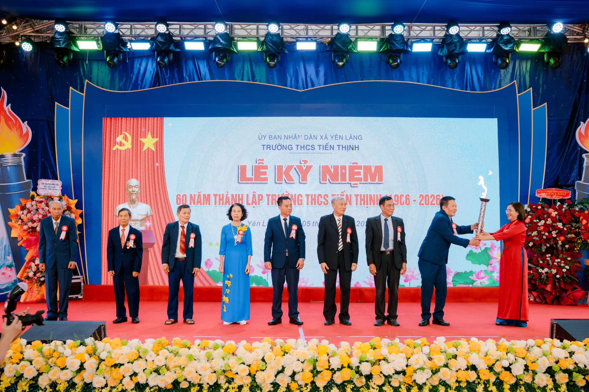 Ngọn đuốc truyền thống đã được các thầy cô nguyên là Hiệu trưởng nhà trường các giai đoạn truyền tay nhau như minh chứng cho một quá khứ vinh quang, ngọn lửa băng qua những chặng đường thăng trầm của lịch sử, nay đã về đây và tiếp tục rực cháy trong giai đoạn mới.