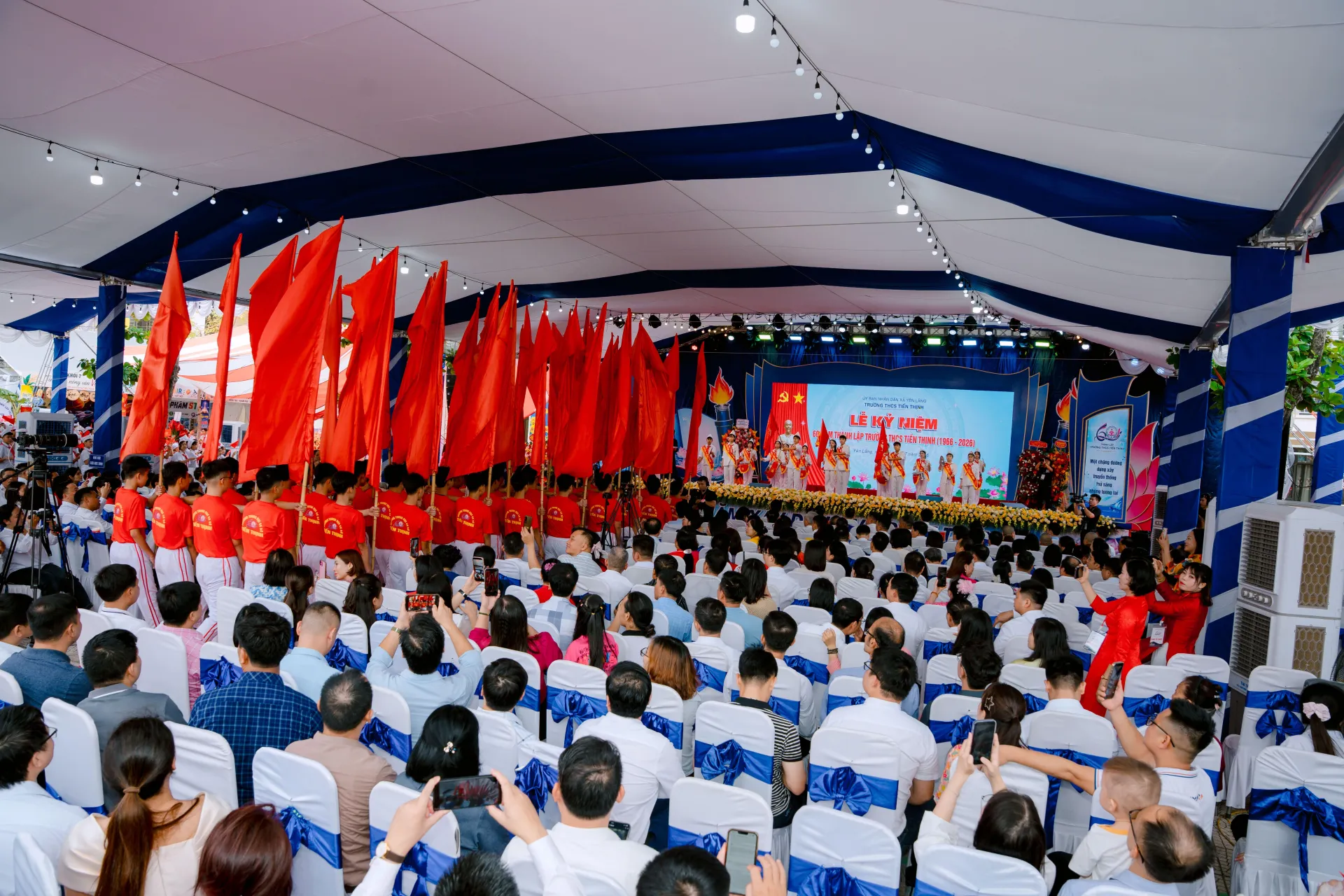 ...Đồng thời là biểu tượng cho ý chí đoàn kết, quyết tâm vượt khó, xây dựng nhà trường phát triển, vững mạnh như ngày hôm nay.
