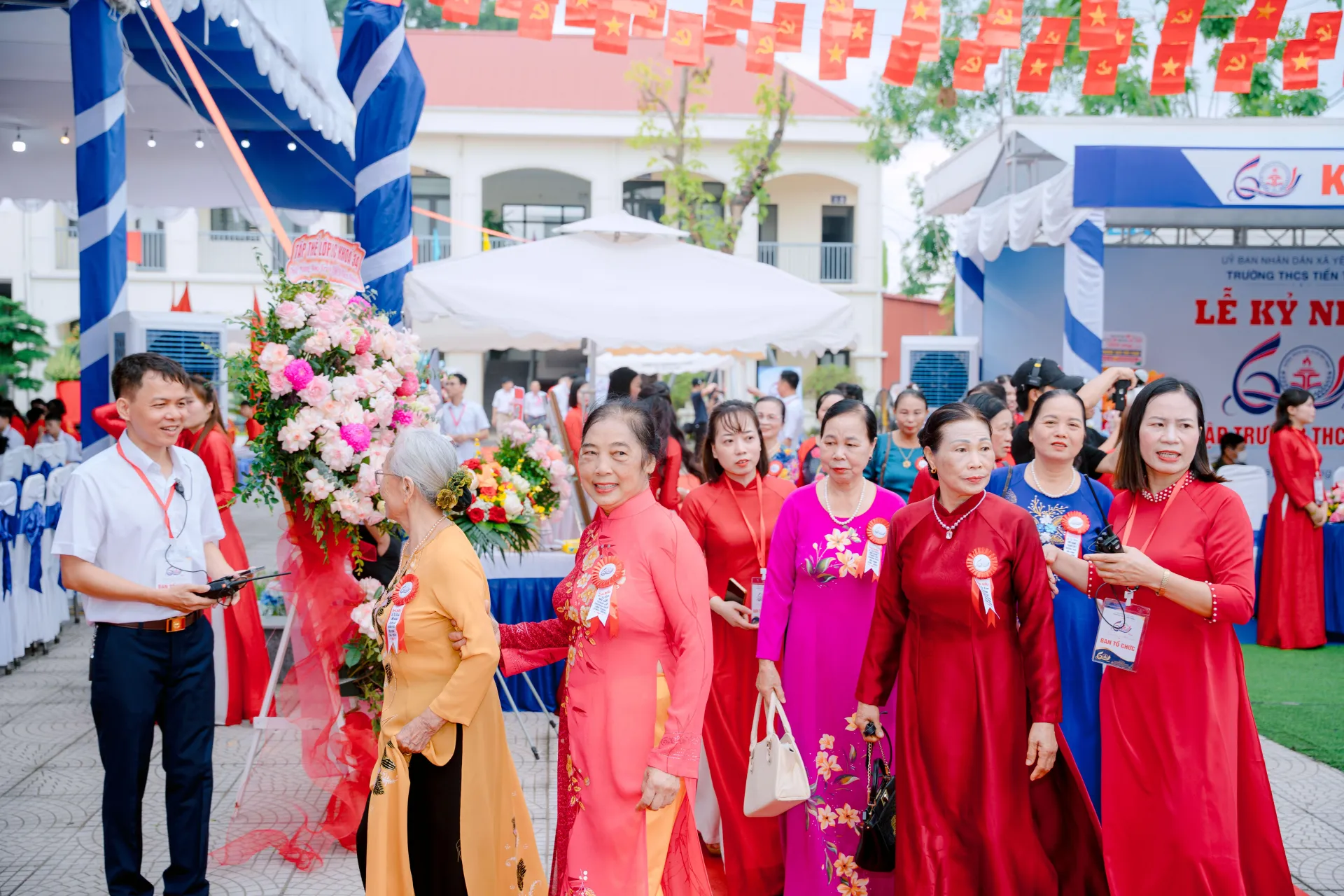 Những thầy cô hân hoan trở về trường trong ngày lễ đặc biệt