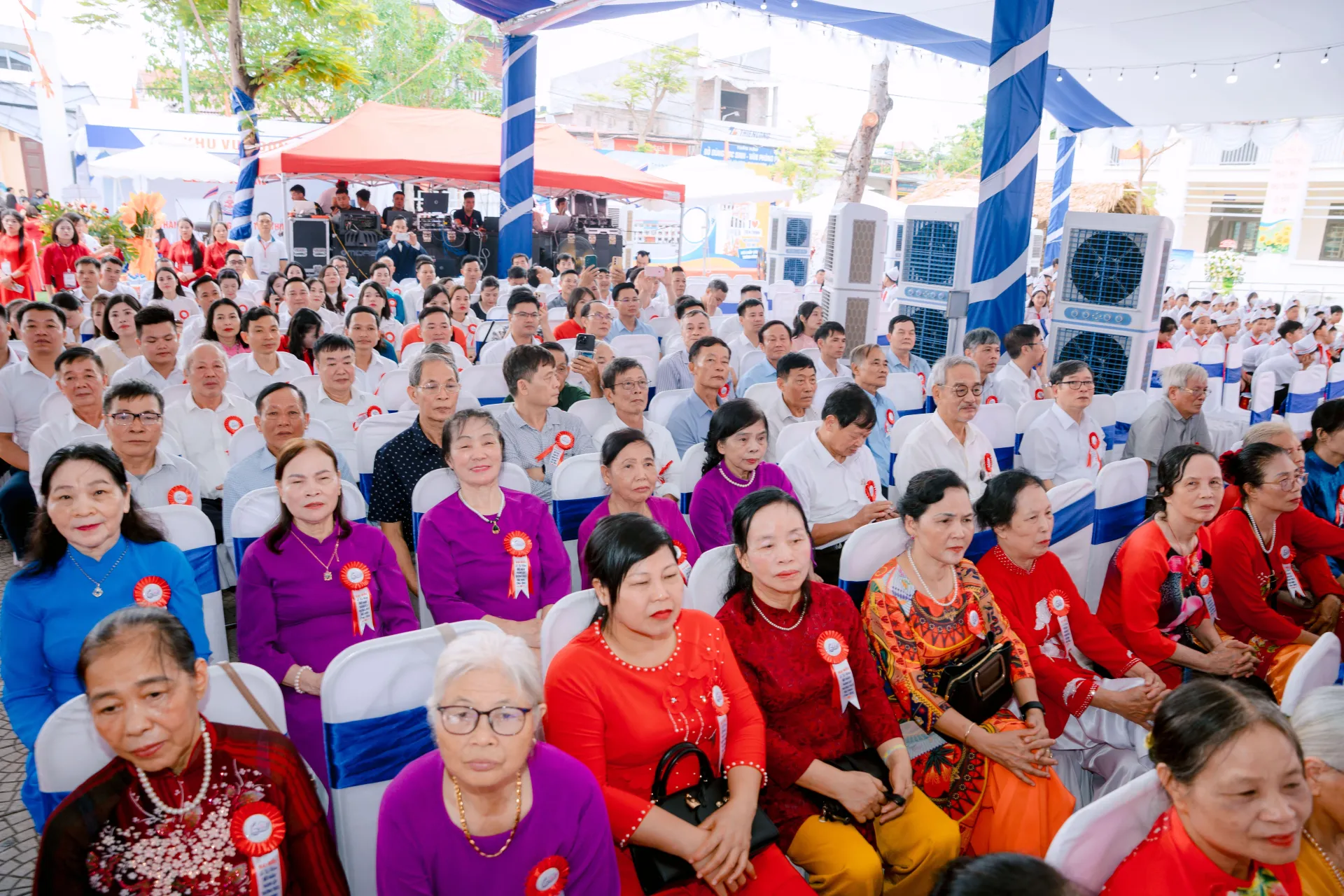 Với nhiều thầy cô đã từng công tác tại trường, sự kiện như một kỷ niệm đẹp đánh dấu hành trình "trồng người" bền bỉ của mỗi người