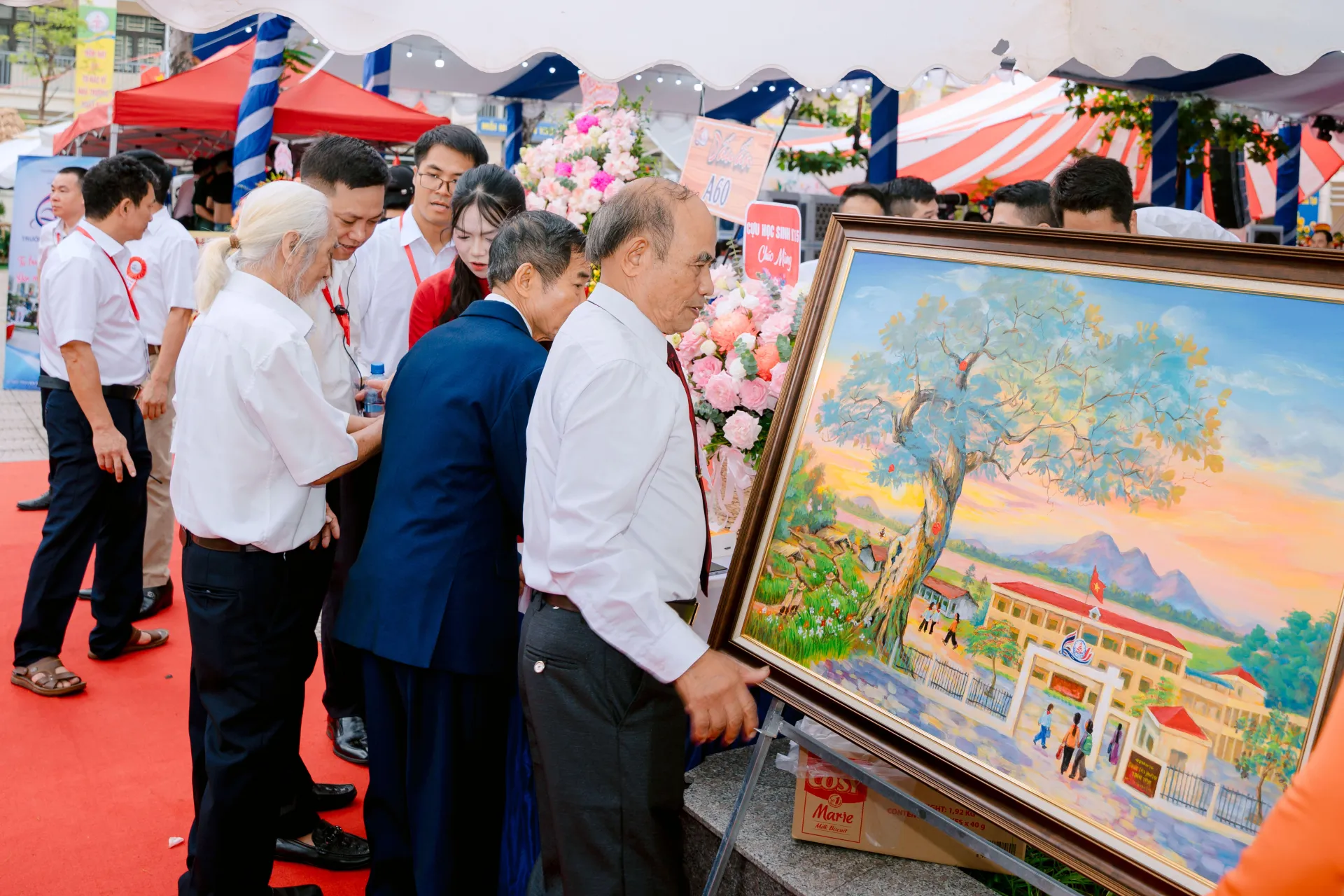 Các đại biểu, khách mời về tham dự đều lưu giữ dấu vân tay trên bức tranh vẽ về quang cảnh nhà trường để làm kỷ niệm. 