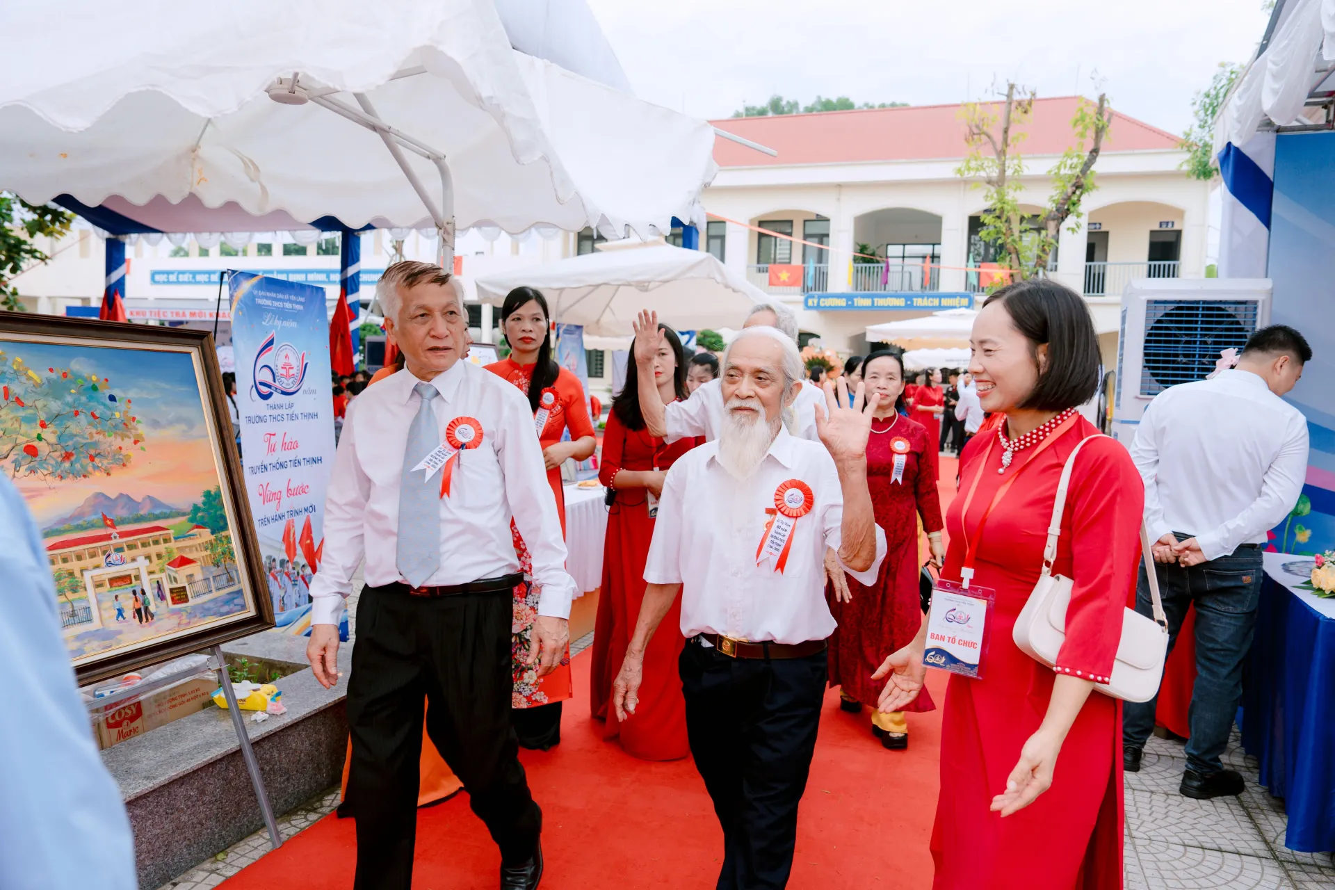 Những ánh mắt, cái ôm, cái bắt tay và nụ cười rạng rỡ của các cựu học sinh khi gặp lại thầy cô, bạn bè đã tạo nên những khoảnh khắc đầy cảm xúc trong ngày hội ngộ.