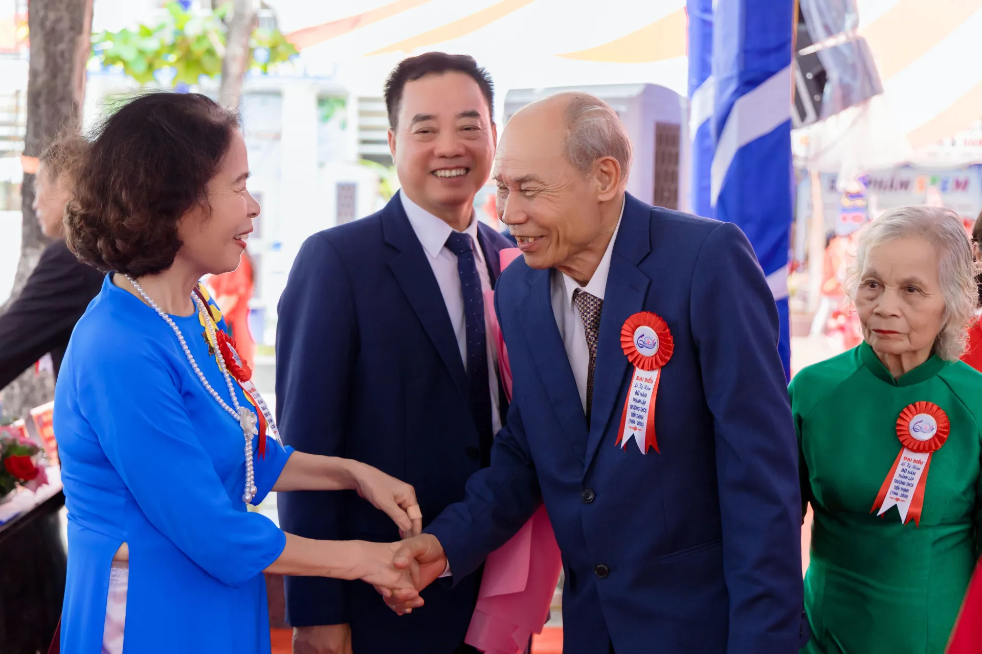 Những ánh mắt, cái bắt tay và nụ cười rạng rỡ của các cựu học sinh khi gặp lại thầy cô, bạn bè đã tạo nên những khoảnh khắc đầy cảm xúc trong ngày hội ngộ.