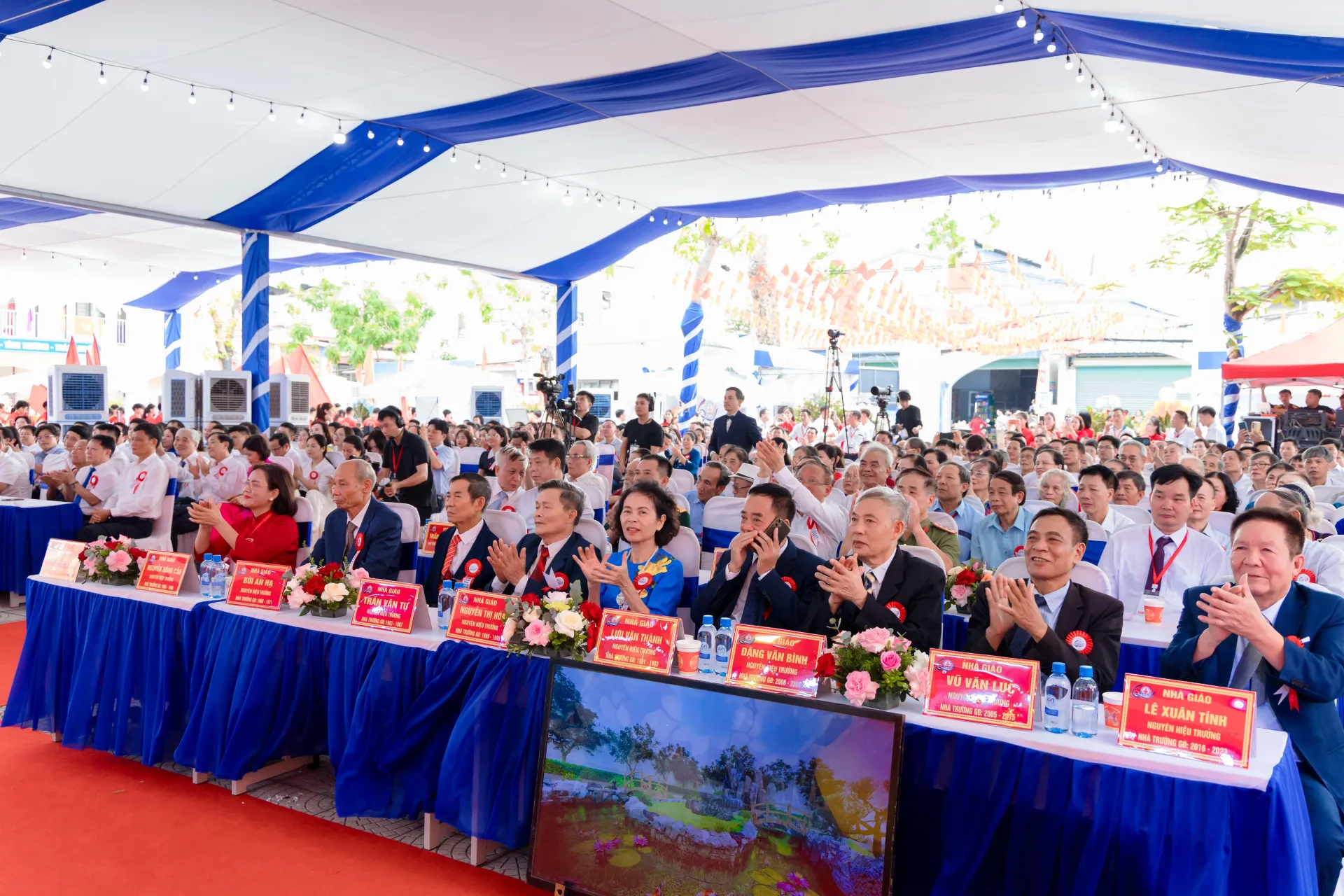 Hàng trăm đại biểu, giáo viên, học sinh và cựu học sinh trên khắp mọi miền tổ quốc đã về dự chúc mừng tập thể giáo viên, học sinh nhà trường.