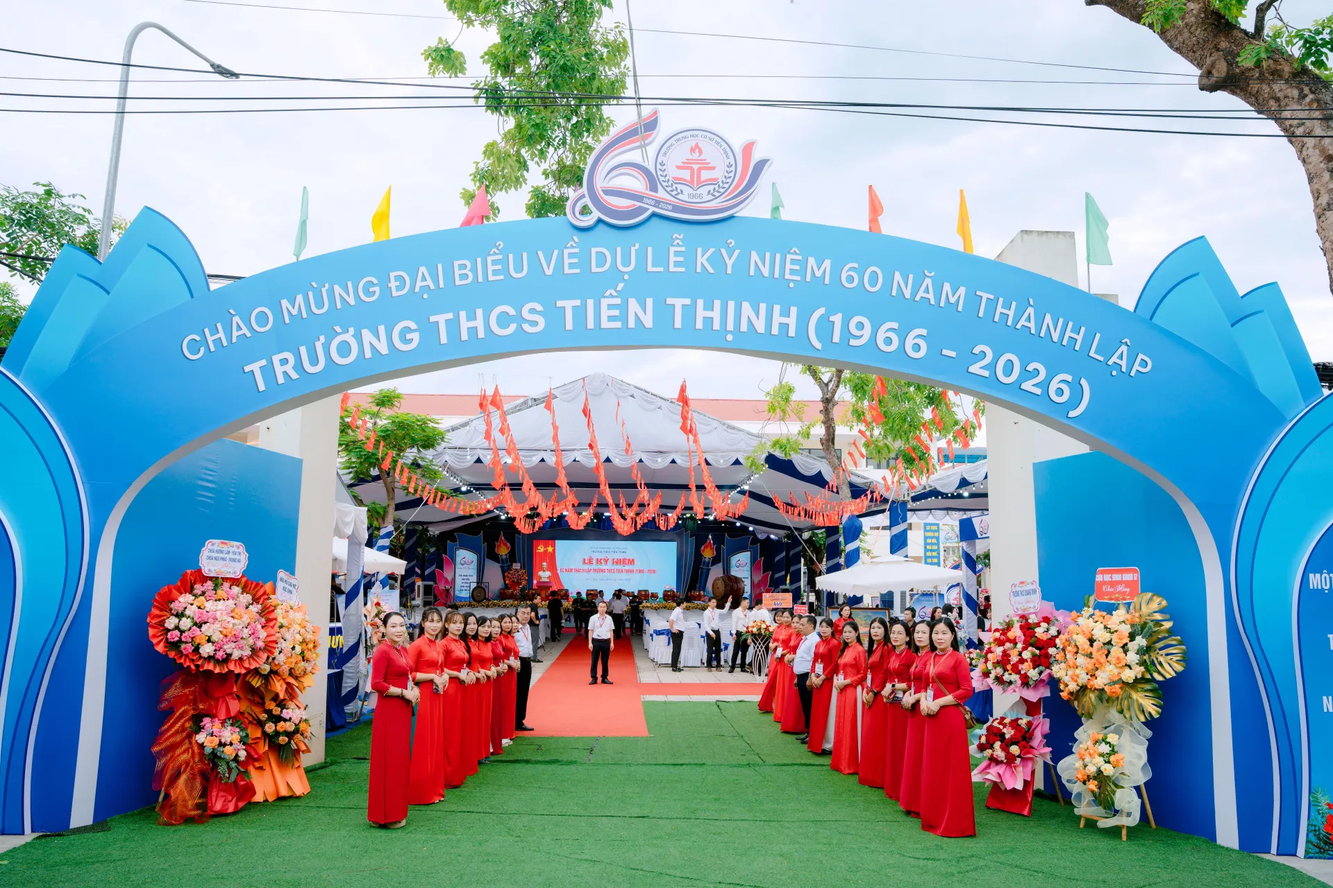 Ngay từ sáng sớm, khuôn viên Trường THCS Tiến Thịnh rực rỡ cờ hoa, sẵn sàng chào đón đại biểu, các thế hệ thầy cô giáo, cựu học sinh và đông đảo phụ huynh trở về dự lễ kỷ niệm 60 năm thành lập trường.