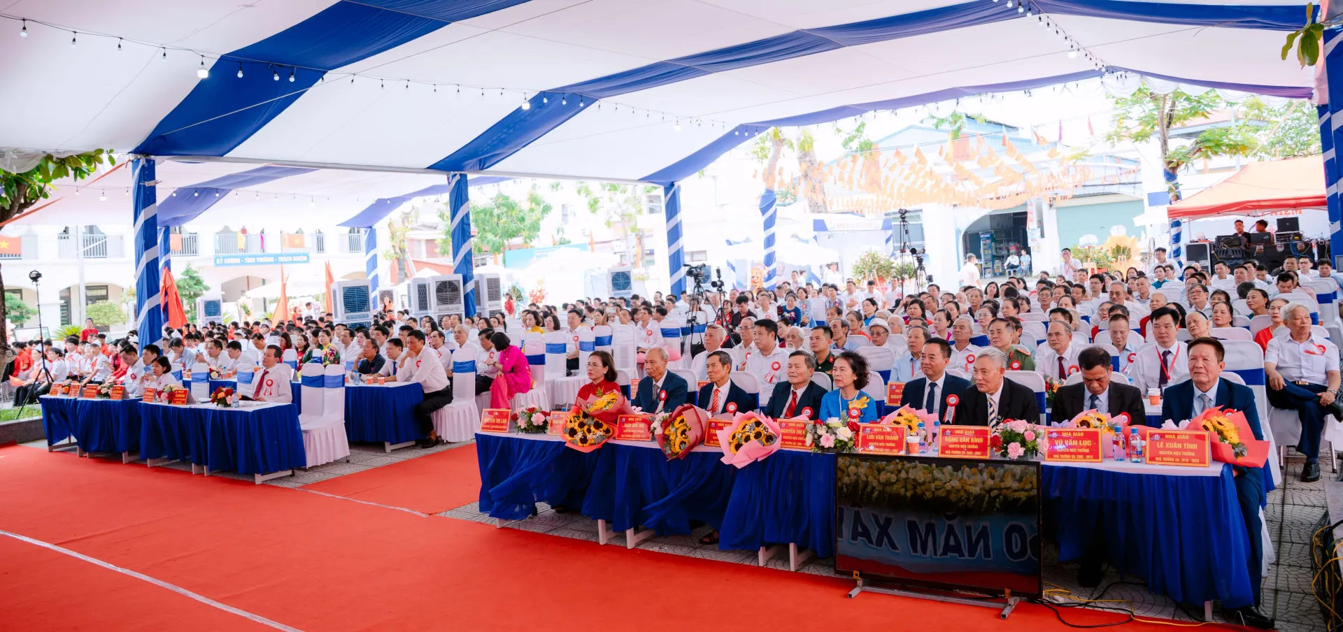Không khí trang trọng nhưng ấm áp của ngày hội lớn quy tụ hàng trăm đại biểu, giáo viên, học sinh và cựu học sinh, cùng nhau về dự và ôn lại chặng đường 60 năm xây dựng và phát triển.