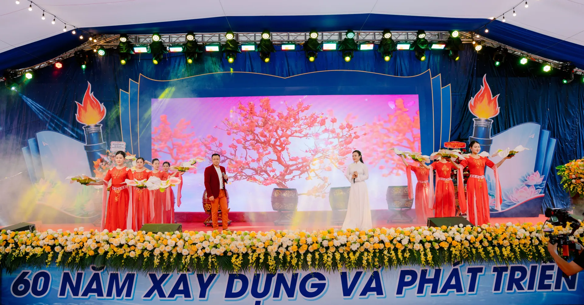 Các tiết mục văn nghệ truyền thống cách mạng, tình yêu quê hương đất nước và niềm tự hào dân tộc dưới sự chỉ đạo của Đại tá - TS, NSND Vũ Tự Long cùng các nghệ sỹ Nhà hát Chèo Quân đội biểu diễn mở đầu cho buổi lễ