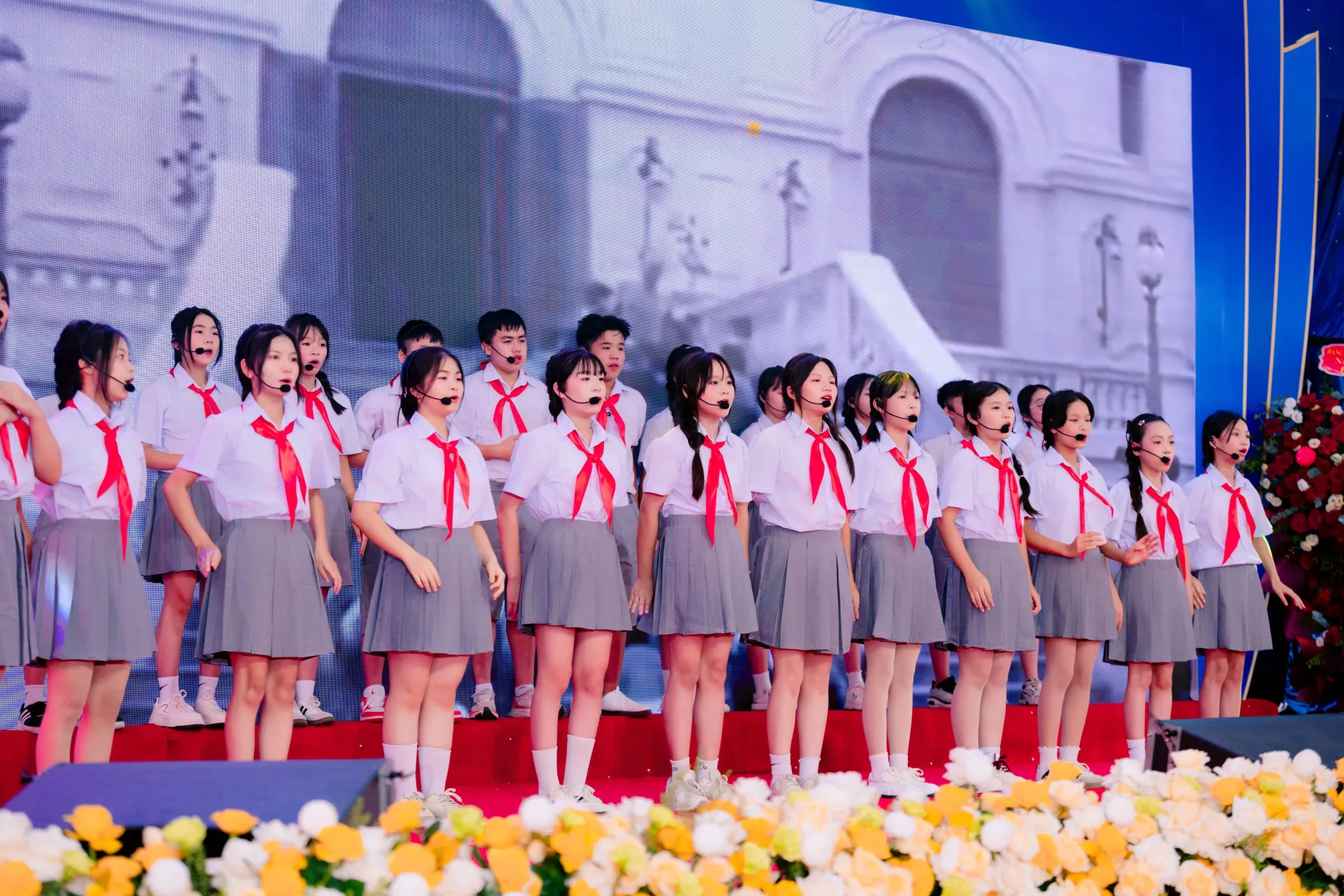 Xen kẽ là các tiết mục thể hiện niềm tự hào truyền thống hiếu học, nhớ ơn thầy cô, ghi ơn Bác Hồ Chí Minh đã được hàng trăm em học sinh của nhà trường thể hiện trong những gam màu tuổi hồng rực rỡ 