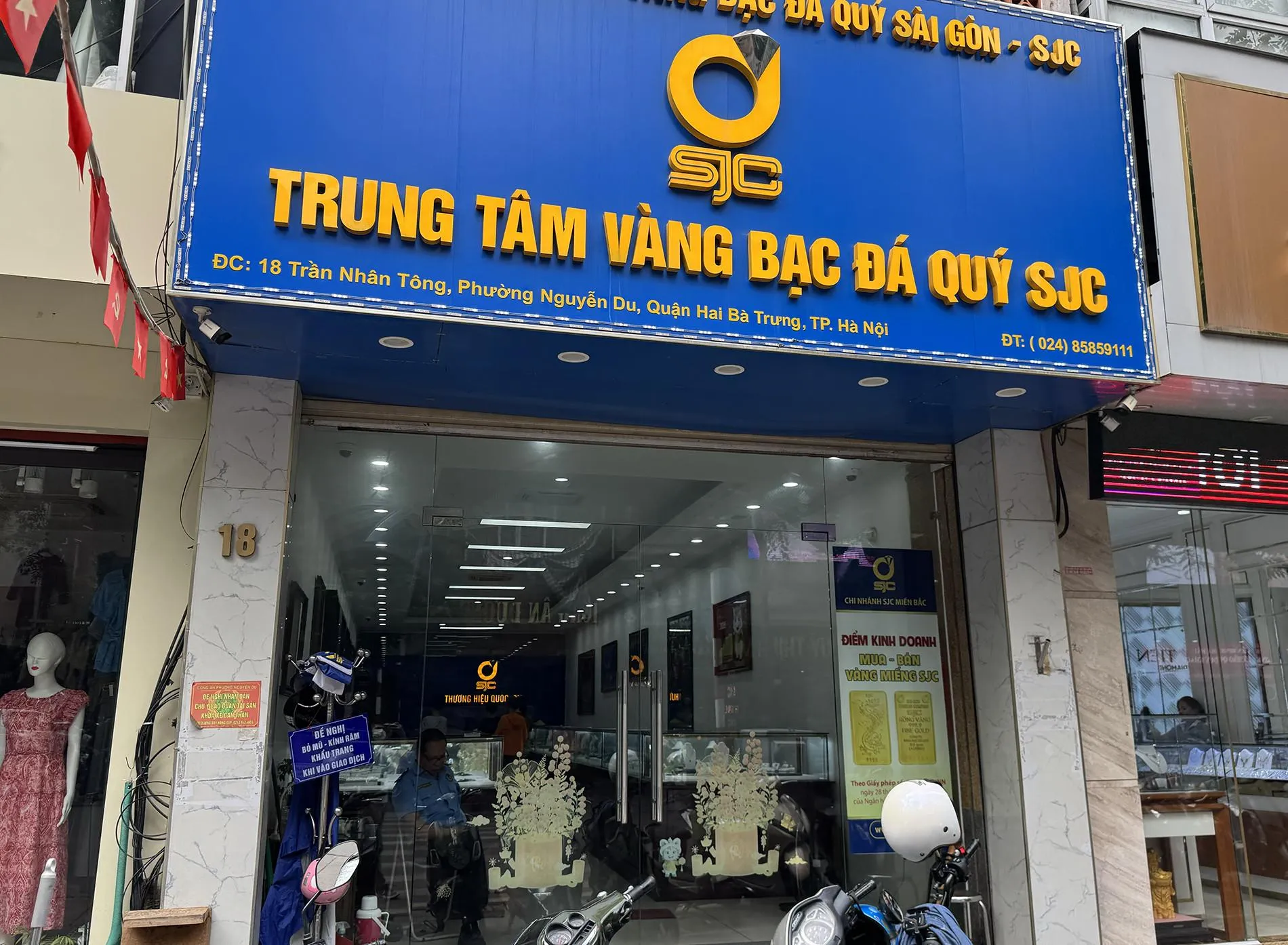 Cảnh tượng trái ngược tại các cửa hàng SJC, nhiều người ngậm ngùi ra về 'trắng tay'