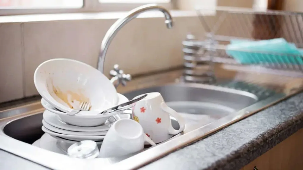 Nhiều người có thói quen ngâm bát đĩa qua đêm nhưng lại bỏ qua điều quan trọng này