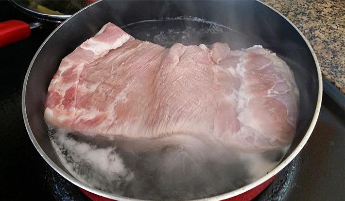 Nhiều người vẫn rửa thịt bằng nước nóng mà không biết đang mắc sai lầm này