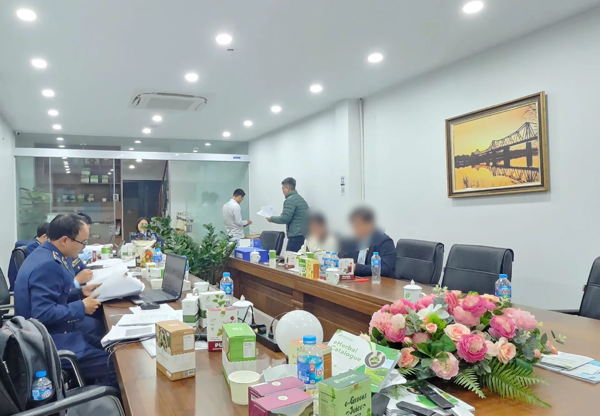 Vụ gần 76.000 hộp bột rau của Công ty Eherbal bị tiêu hủy: Từng được quảng bá tích cực bởi vợ chồng Hữu Công