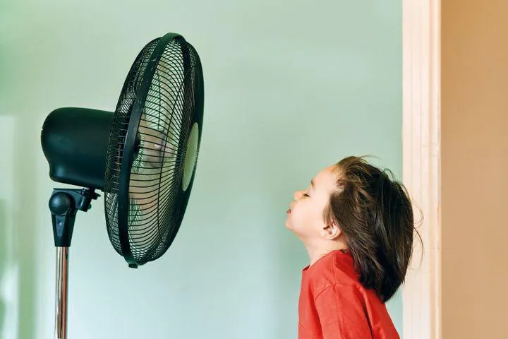 Dùng quạt cho trẻ nhỏ thế nào để mát mà không dễ khô họng, nghẹt mũi?