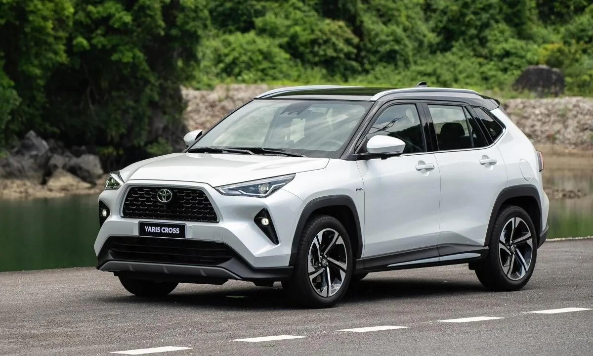Toyota Yaris Cross hay Honda HR-V: SUV gầm cao hay nhiều tiện nghi sẽ đáng tiền hơn?
