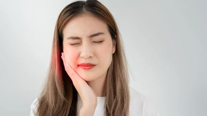 Đau răng khôn đừng cố chịu: 7 cách giảm đau tại nhà ai cũng nên biết