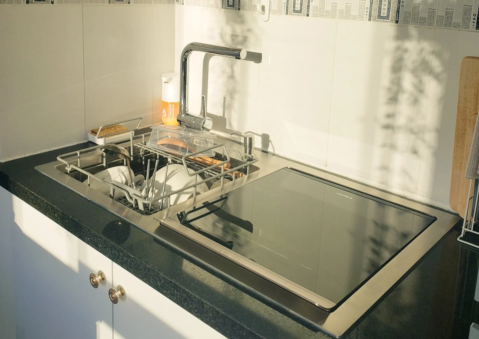 Máy rửa bát âm tủ hay máy rửa bát tích hợp chậu rửa: Loại nào đáng tiền, hợp với bếp nhà bạn?