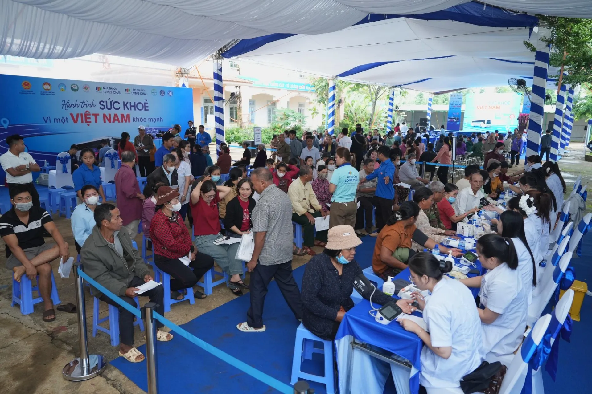 Nối dài 'Hành trình sức khỏe': Long Châu đồng hành tầm soát đột quỵ, cấp phát thuốc miễn phí cho hàng ngàn người dân