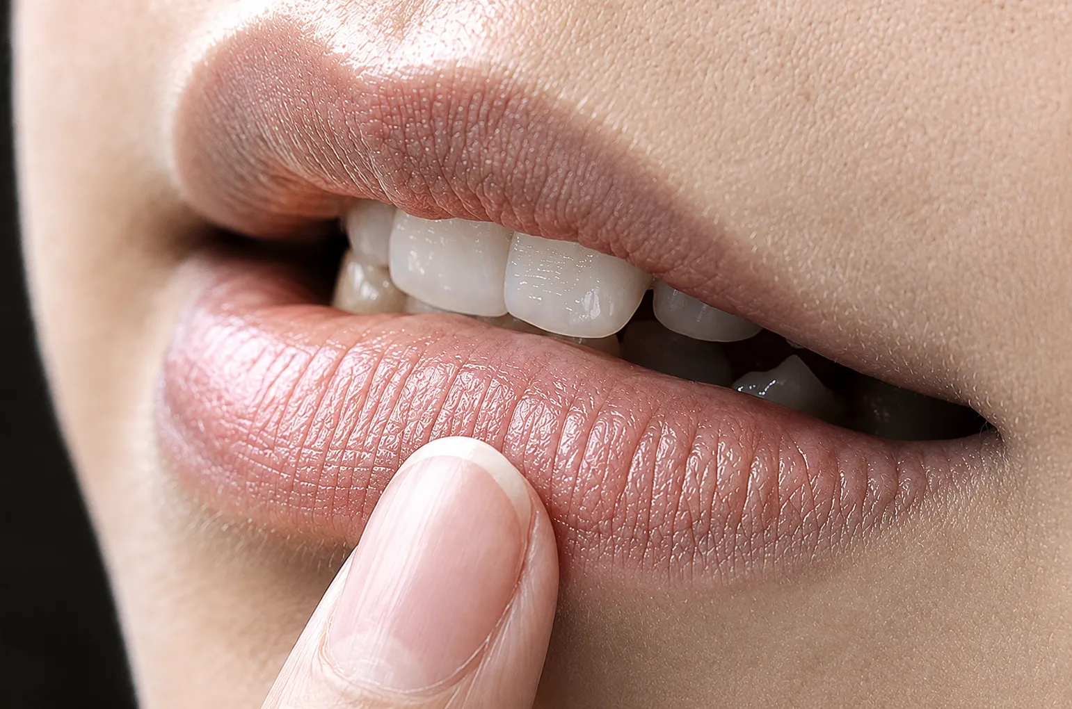 Bỏ ngay 4 thói quen này nếu không muốn đôi môi thâm sạm, bong tróc mỗi ngày