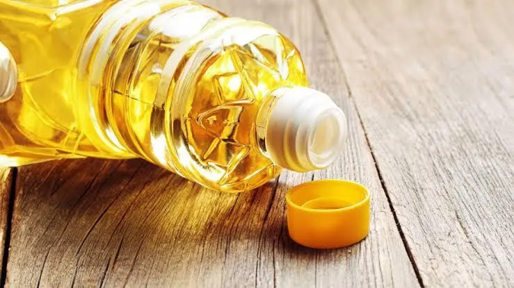 Dầu ăn mở nắp để được bao lâu? Nhiều người chỉ nhìn hạn sử dụng mà không biết điều này