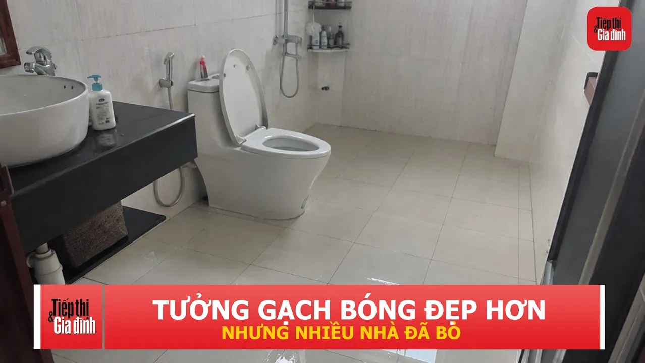 Vì sao nhiều gia đình không còn lát gạch bóng trong phòng tắm?