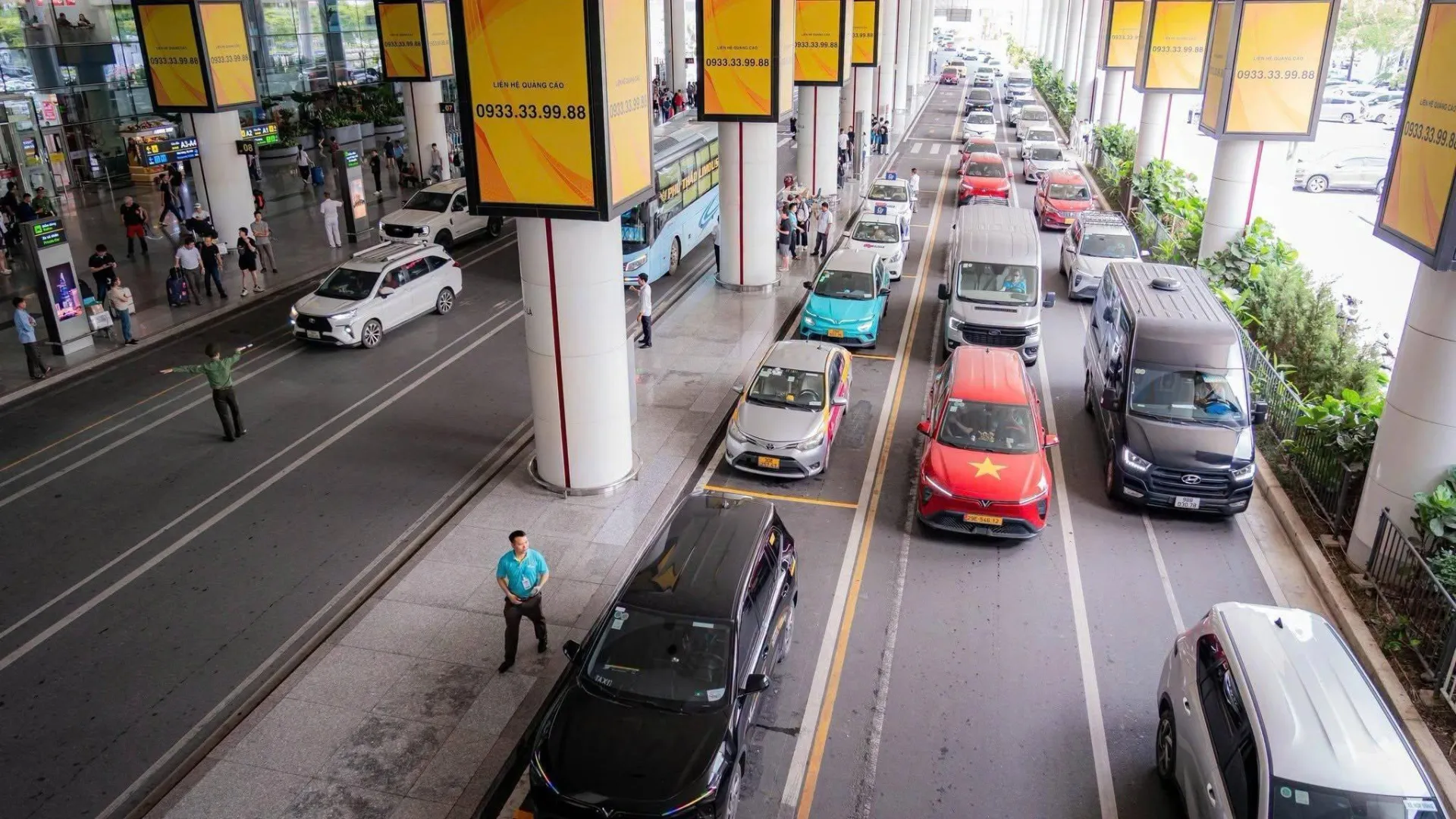 Sân bay Nội Bài: Hành khách kéo vali dưới mưa, sân bay nhận 'bão' đánh giá một sao