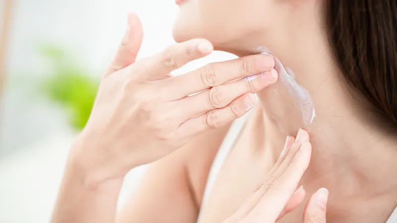 Đừng chỉ chăm da mặt, 5 thói quen giúp vùng cổ chậm lão hóa, luôn mềm mịn