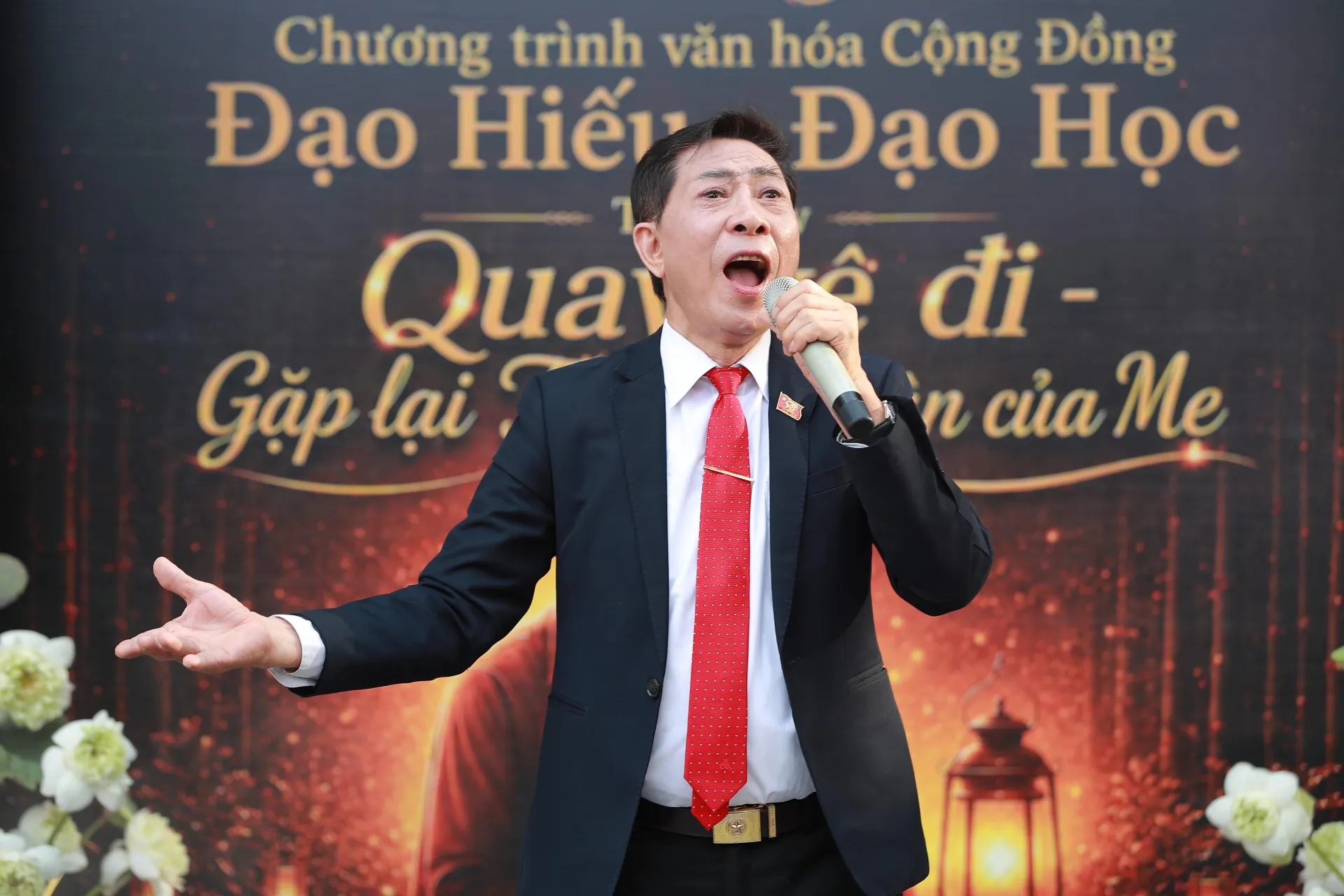 Ca khúc “Bông hồng cài áo” qua phần thể hiện của ca sĩ Đức Tuấn mang đến một khoảng lặng đặc biệt. Bông hồng trên ngực áo trở thành biểu tượng nhắc mỗi người trân trọng mẹ khi còn có thể và gìn giữ ký ức về mẹ khi người đã đi xa.