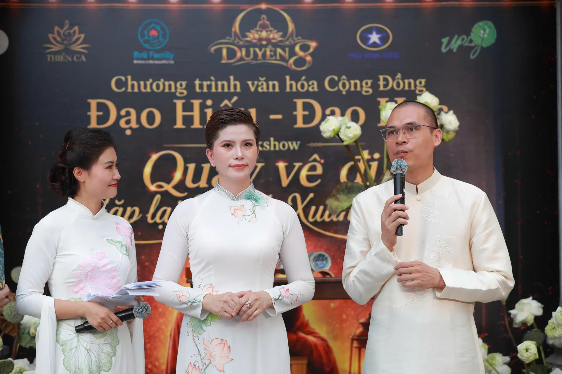 Trò chuyện cùng 2 cư sĩ trẻ Tuệ Hạnh (nữ áo dài ở giữa) và cư sĩ Phước Minh lòng hiếu thuận, biết ơn cha mẹ, tổ tiên...