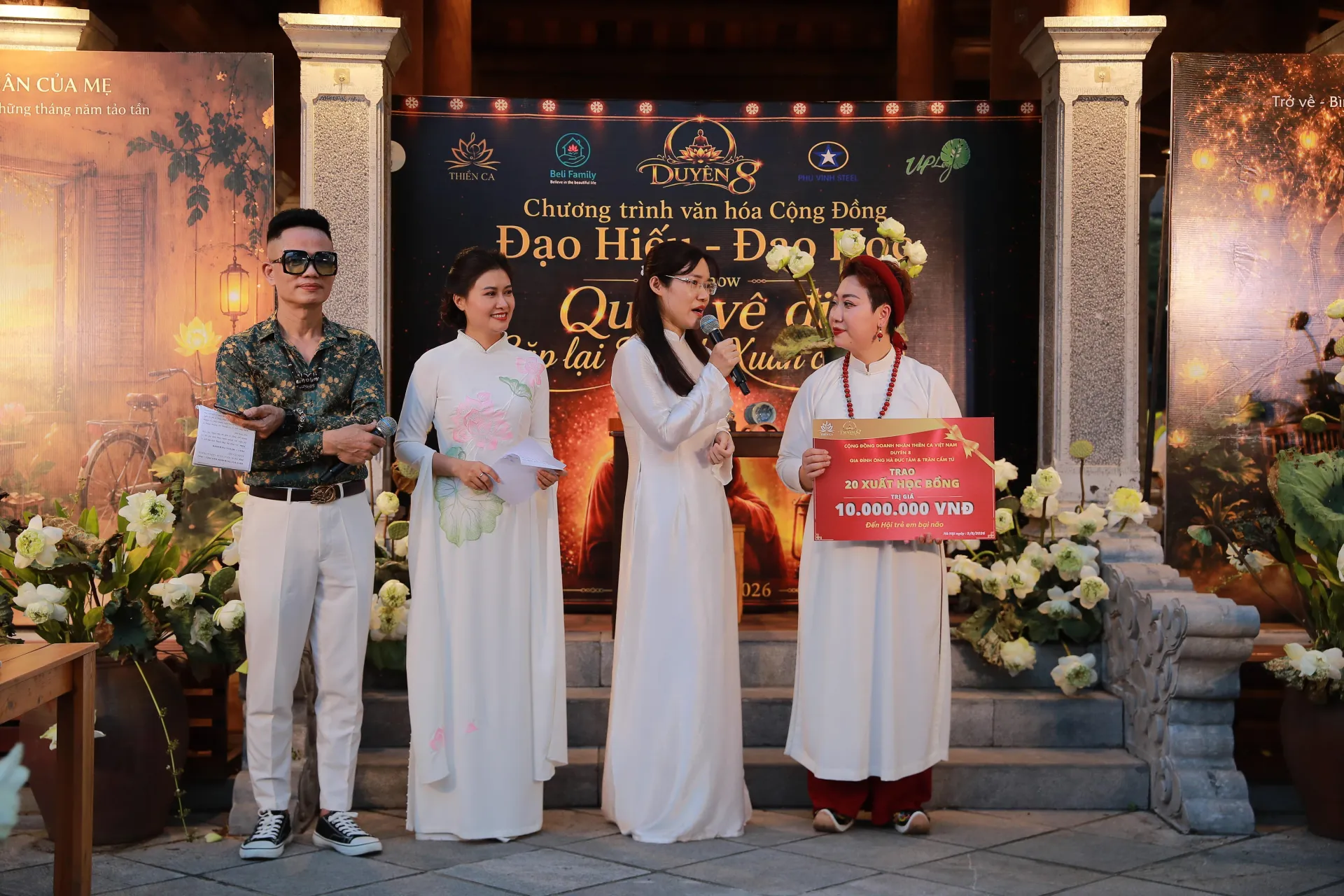 Trong mùa Vu Lan 2026, Duyên 8 đã đi qua 5 ngôi chùa tại Quảng Ninh, Hà Nội và Hưng Yên, kết nối âm nhạc, văn hóa và thiện nguyện. Hành trình ấy đưa thông điệp “Quay về đi - Gặp lại Thanh xuân của mẹ” đến nhiều cộng đồng khác nhau.
