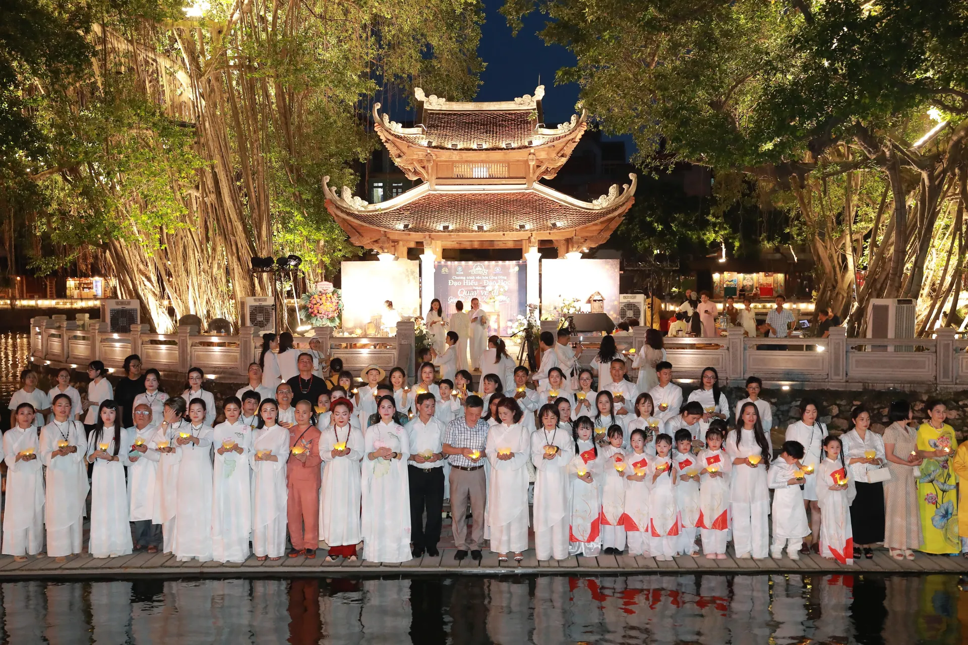 Một lá thư, một lời cảm ơn, một bữa cơm gia đình hay một chuyến trở về có thể là món quà giản dị nhất dành cho cha mẹ. Duyên 8 khép lại một chương trình nhưng mở ra một lời nhắc: hãy trở về khi còn có thể, bởi thanh xuân của mẹ không bao giờ quay lại.