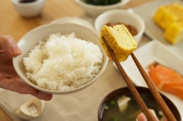 Ăn cơm mỗi ngày nhưng nhiều người vẫn mắc 3 thói quen khiến cơ thể dễ dư năng lượng