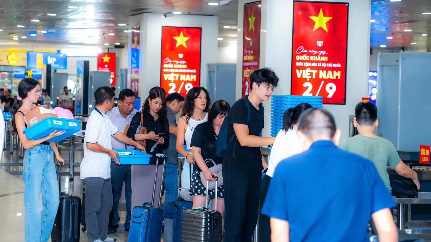 Giá vé máy bay 2/9 'leo thang', có chặng gần gấp đôi: Nên mua sớm hay chờ thêm?
