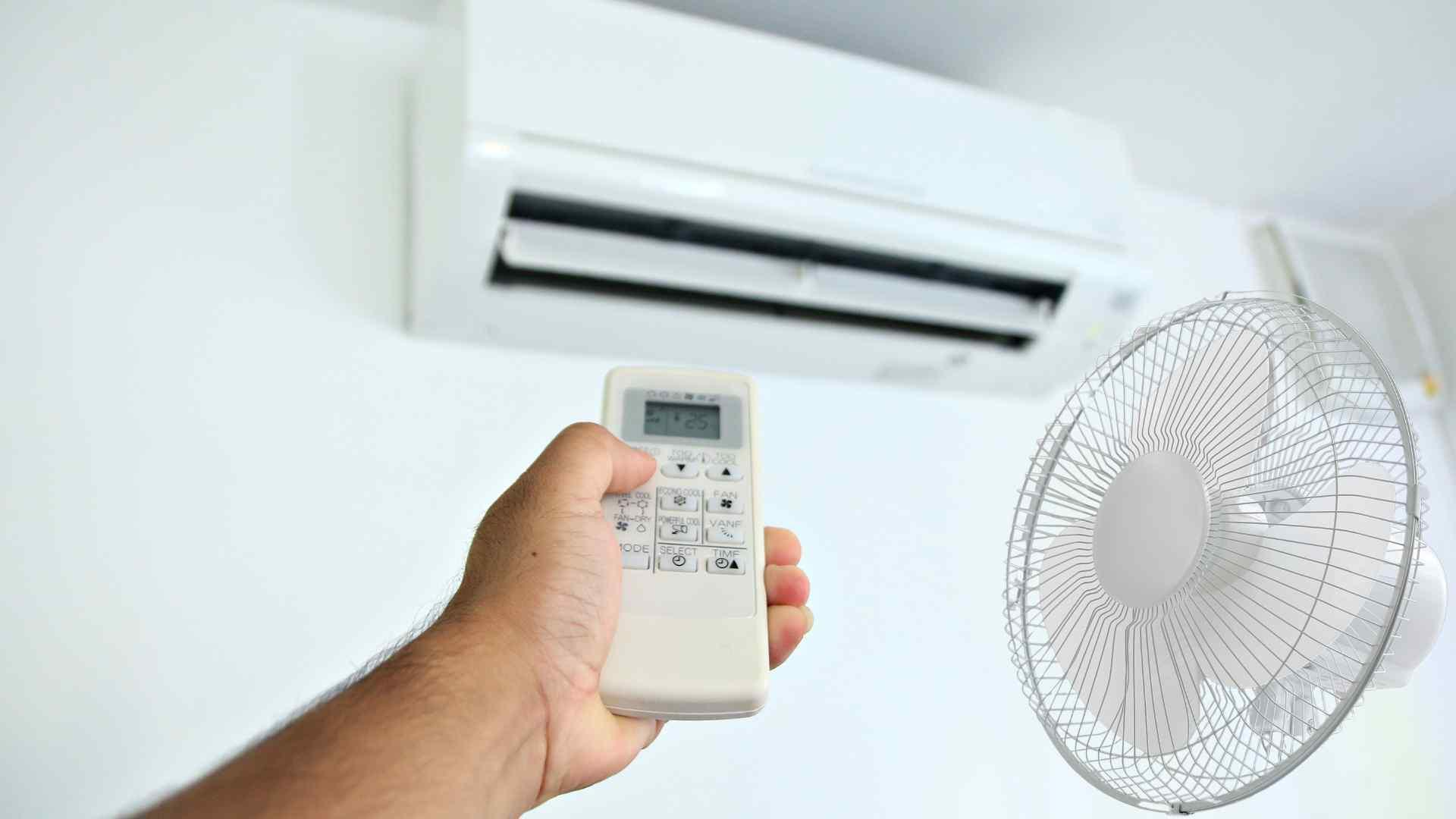 Ngủ bật quạt hay điều hòa tốt hơn? 5 nguyên tắc giúp ngủ mát mà không hại sức khỏe