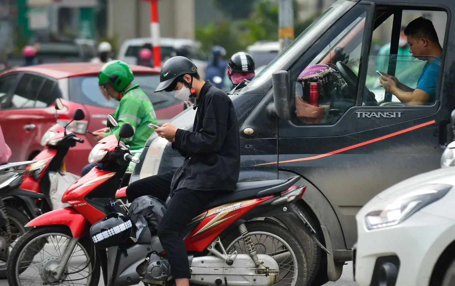 Dùng điện thoại trong lúc lái xe như thế nào để không bị phạt 4 - 6 triệu đồng?