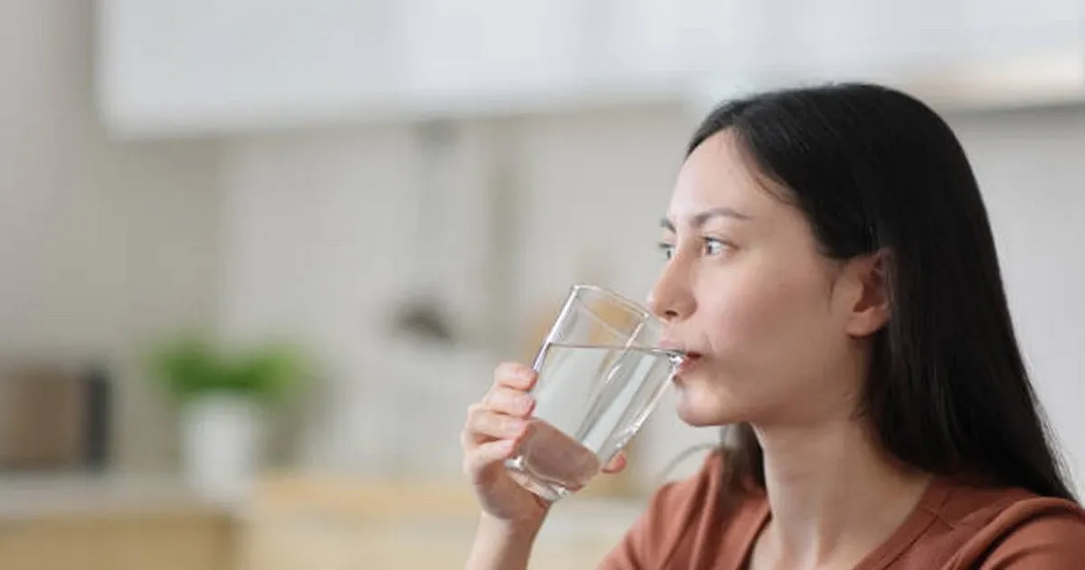 Mùa hè uống nước ấm hay nước nguội thì tốt hơn cho sức khỏe?