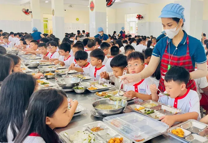 Thủ tướng yêu cầu công khai bữa ăn bán trú của học sinh để phụ huynh giám sát